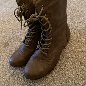 Combat boots